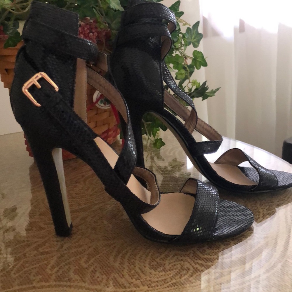 Never worn M068 strapping heels. Sz7.5